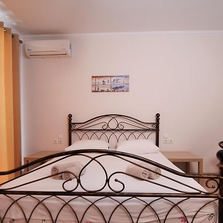Vironas Hotel Himare Buitenkant foto