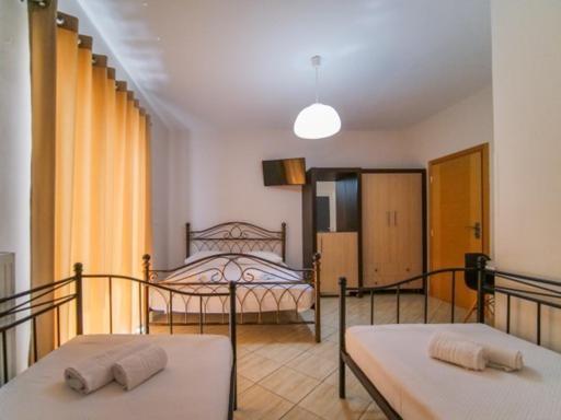 Vironas Hotel Himare Buitenkant foto