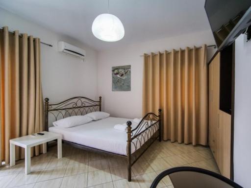 Vironas Hotel Himare Buitenkant foto