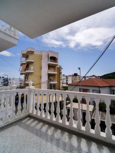 Vironas Hotel Himare Buitenkant foto
