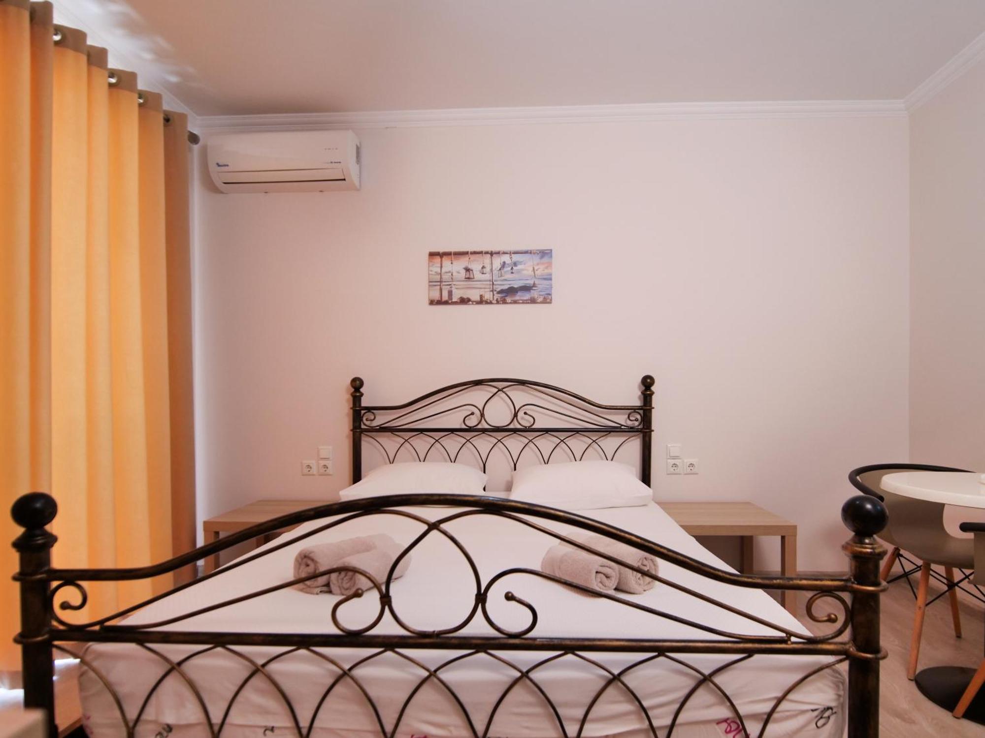 Vironas Hotel Himare Buitenkant foto