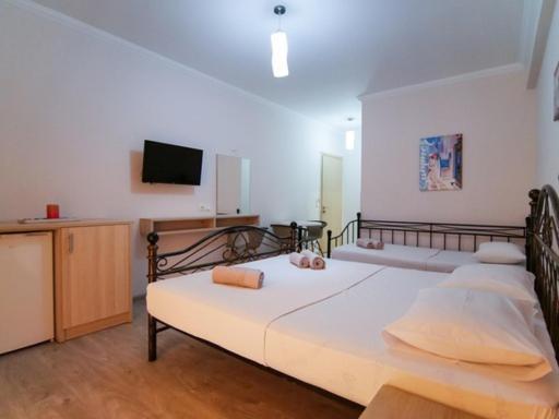 Vironas Hotel Himare Buitenkant foto