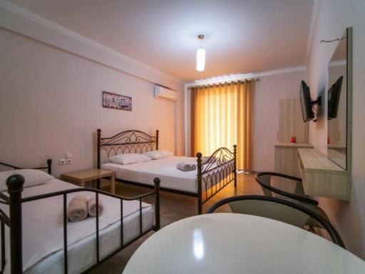 Vironas Hotel Himare Buitenkant foto