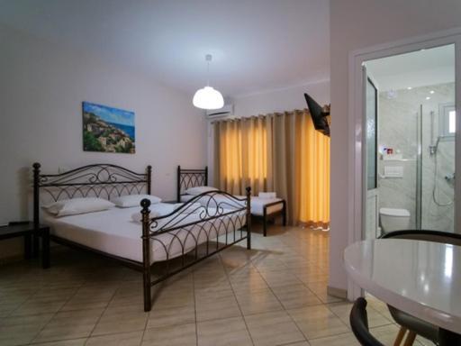 Vironas Hotel Himare Buitenkant foto