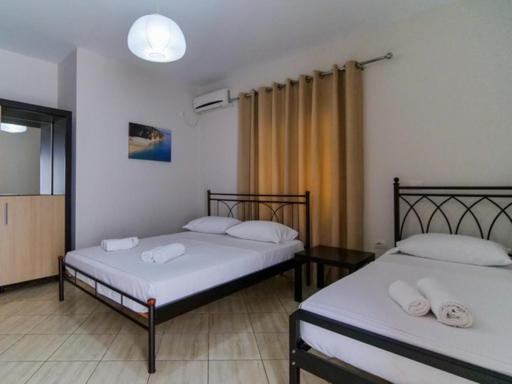 Vironas Hotel Himare Buitenkant foto
