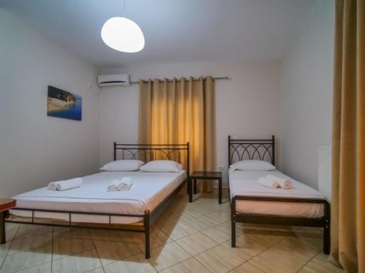 Vironas Hotel Himare Buitenkant foto
