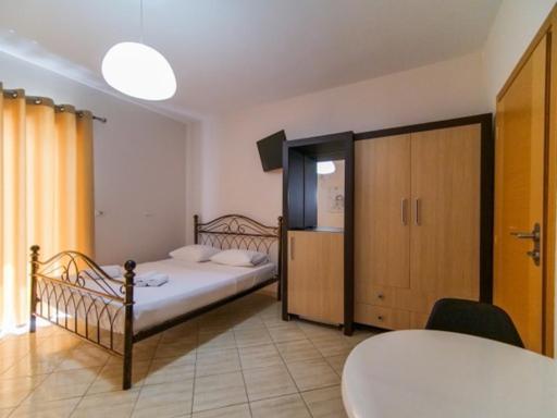 Vironas Hotel Himare Buitenkant foto